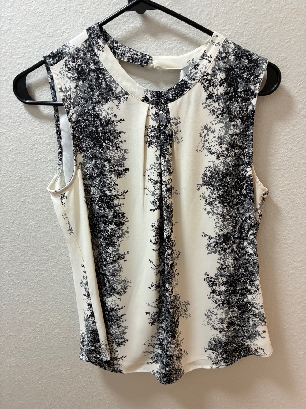 Daniel Rainn Black & White Sleeveless Pleat-Neck Tank